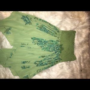 Cute green floral strapless top!